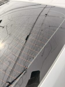 撥水がしていない、BMWのリアガラスに水シミが残っている。
