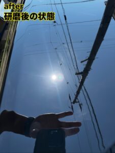 太陽光の下で輝くトヨタ202ブラックのボンネット。研磨後で鏡のような光沢が出ている。