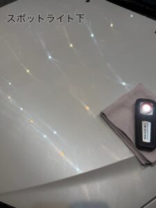 スポットライト照射で浮き上がる洗車傷（秋田　研磨）